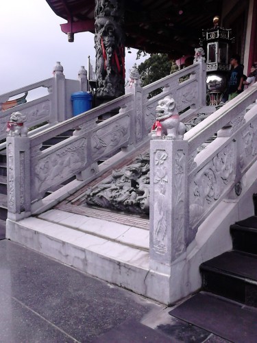 Ornamen di anak tangga menuju pagoda