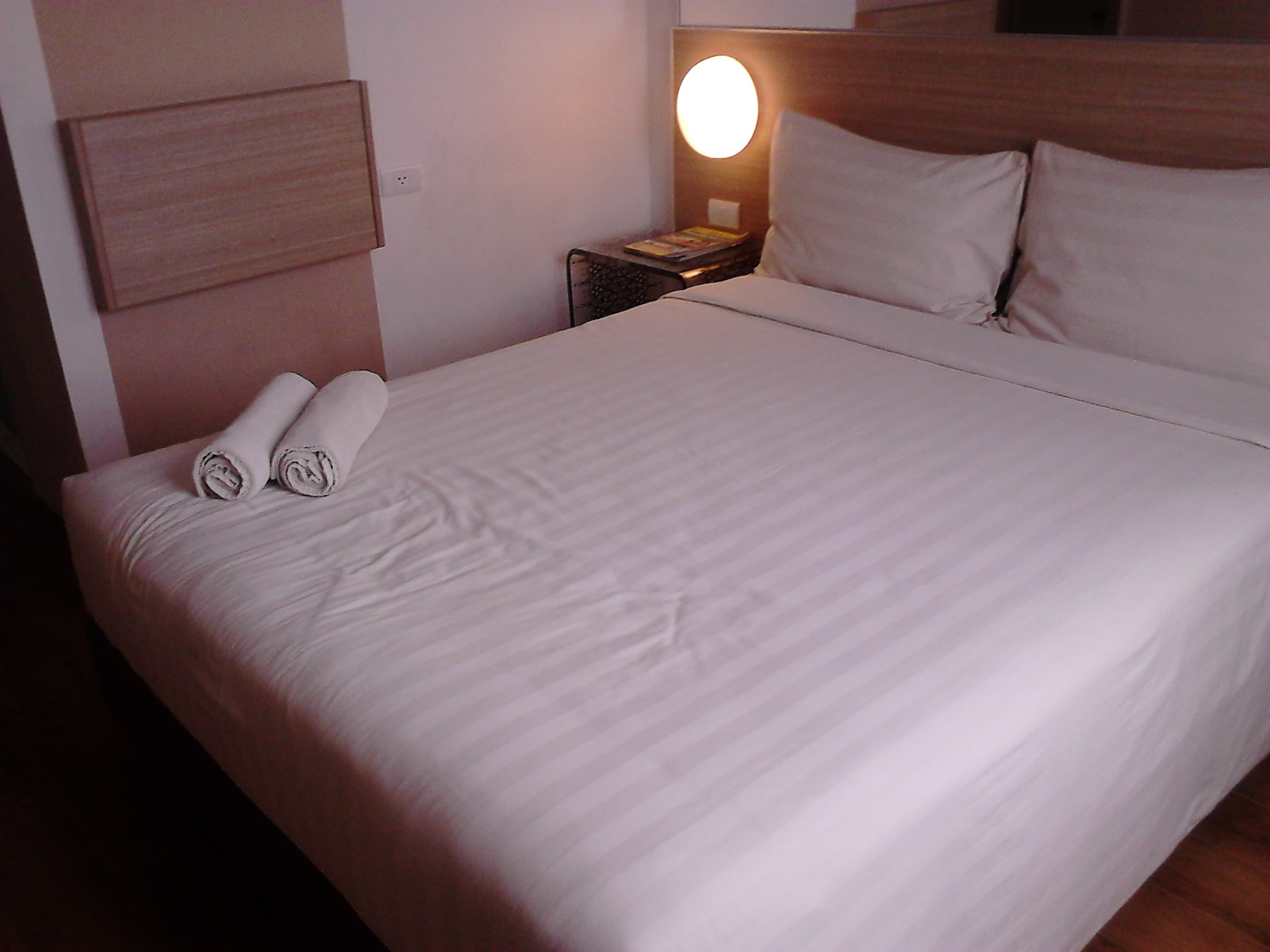 Review Tune Hotels Red Planet Solo Minimalis Fungsional The