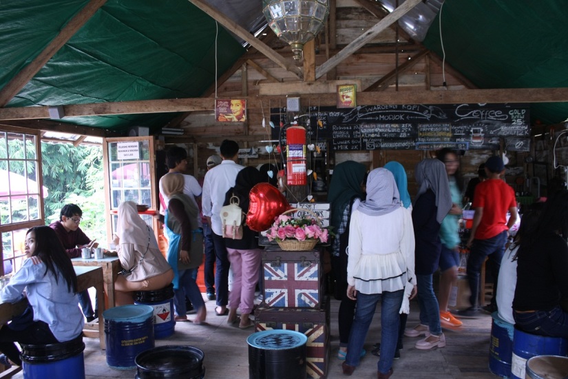 Review 3 Tempat Makan Kekinian di Kota Bandung thetravelearn